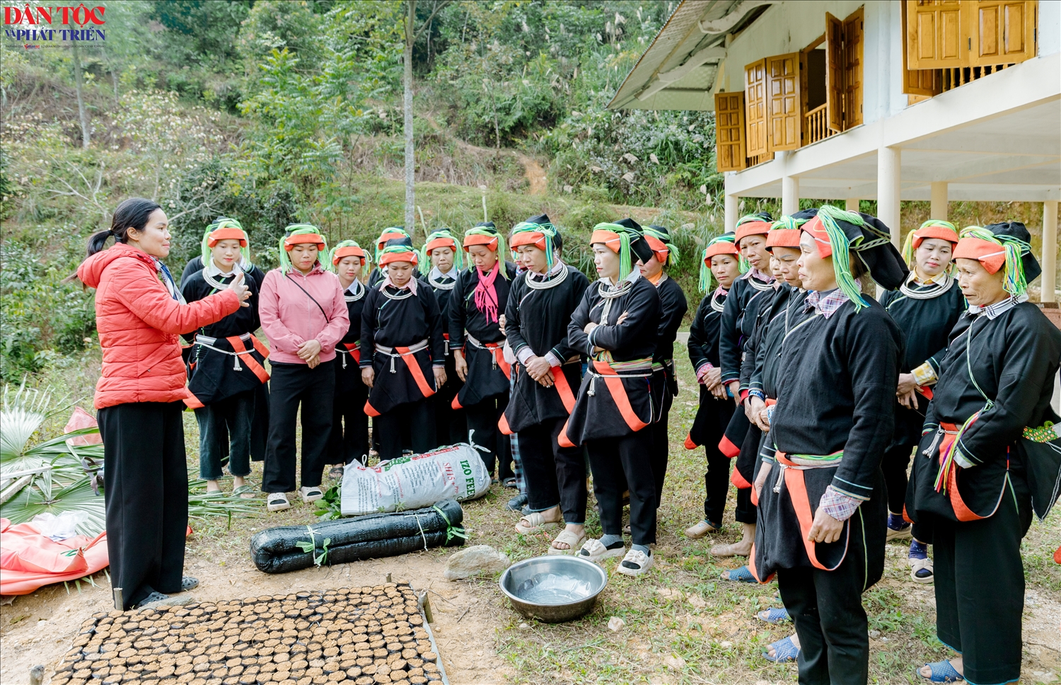 Giảng viên Tạ Thị Thu Hằng cùng các học viên thực hiện thao tác chuẩn bị cây giống để ươm chè