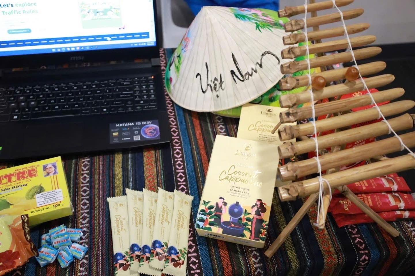 Đoàn học sinh Trường THPT Chi Lăng quảng bá bản sắc văn hóa quê hương Việt Nam đến bạn bè quốc tế