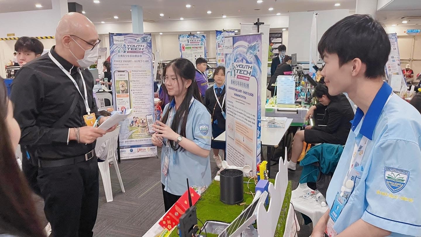 Học sinh Trường THPT Chi Lăng giới thiệu về mục tiêu Dự án giảm thiểu thiệt hại do lũ lụt thông qua một hệ thống cảnh báo sớm ứng dụng IoT và AI