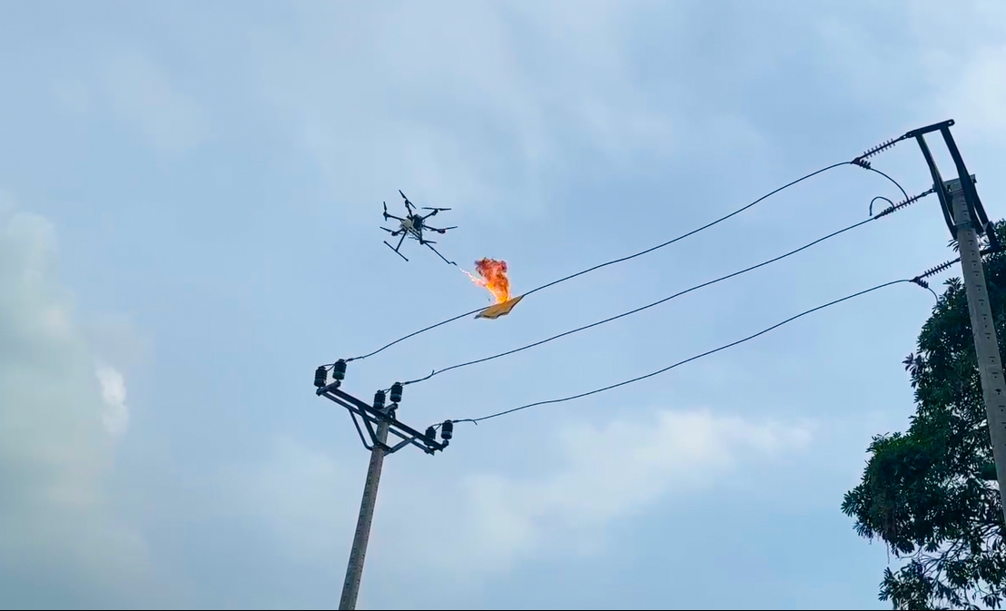 Ứng dụng UAV gắn vòi phun lửa xử lý các mối nguy đe dọa sự cố đường dây, nâng cao an toàn và hiệu quả vận hành lưới điện.