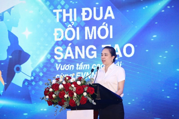 Bà Đỗ Nguyệt Ánh – Bí thư Đảng ủy, Chủ tịch HĐTV EVNNPC phát biểu tại Hội nghị điển hình tiên tiến EVNNPC giai đoạn 2020 – 2025