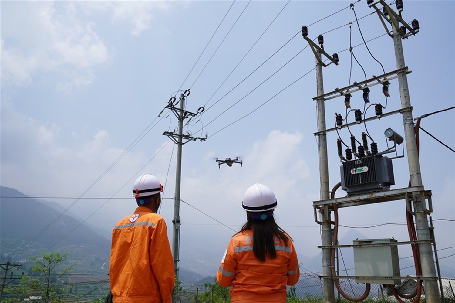 Nhiều sáng kiến của EVNNPC lại khởi nguồn từ những trăn trở rất “đời” ở hiện trường: Làm việc an toàn hơn, xử lý sự cố nhanh hơn, và giữ cho dòng điện đến với người dân, doanh nghiệp ít bị gián đoạn nhất.