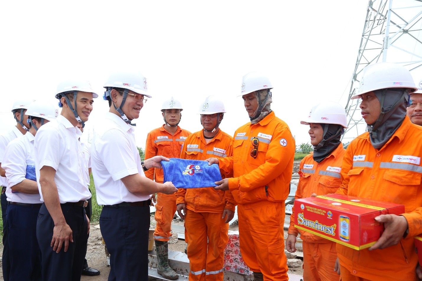 Tổng giám đốc EVNNPC Nguyễn Đức Thiện thăm và tặng quà công nhân trên công trường