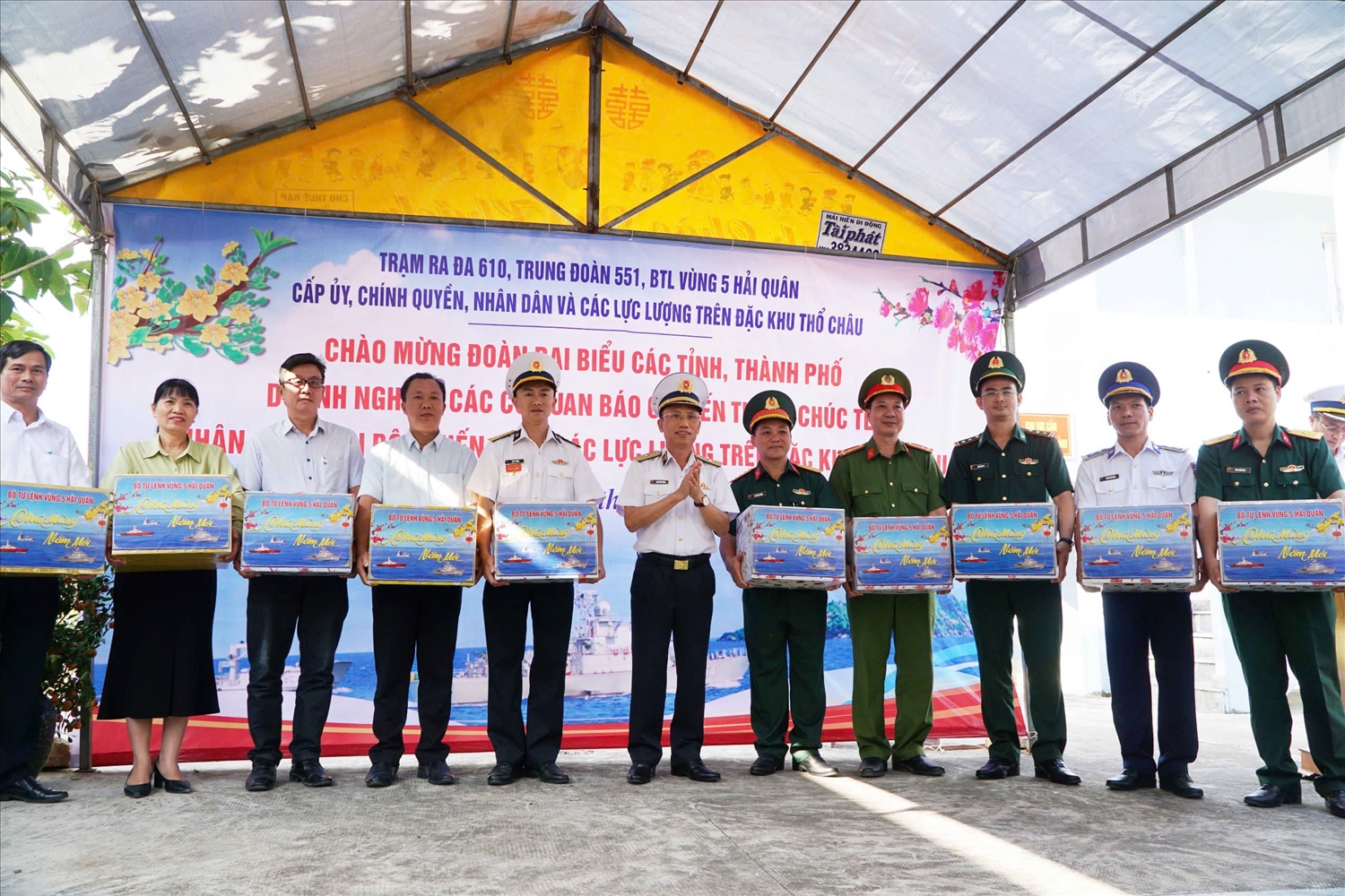  Chuẩn Đô đốc Ngô Văn Thành - Bí thư Đảng ủy, Chính ủy Bộ Tư lệnh Vùng 5 Hải quân trao quà đến các đơn vị trên đảo Thổ Chu 