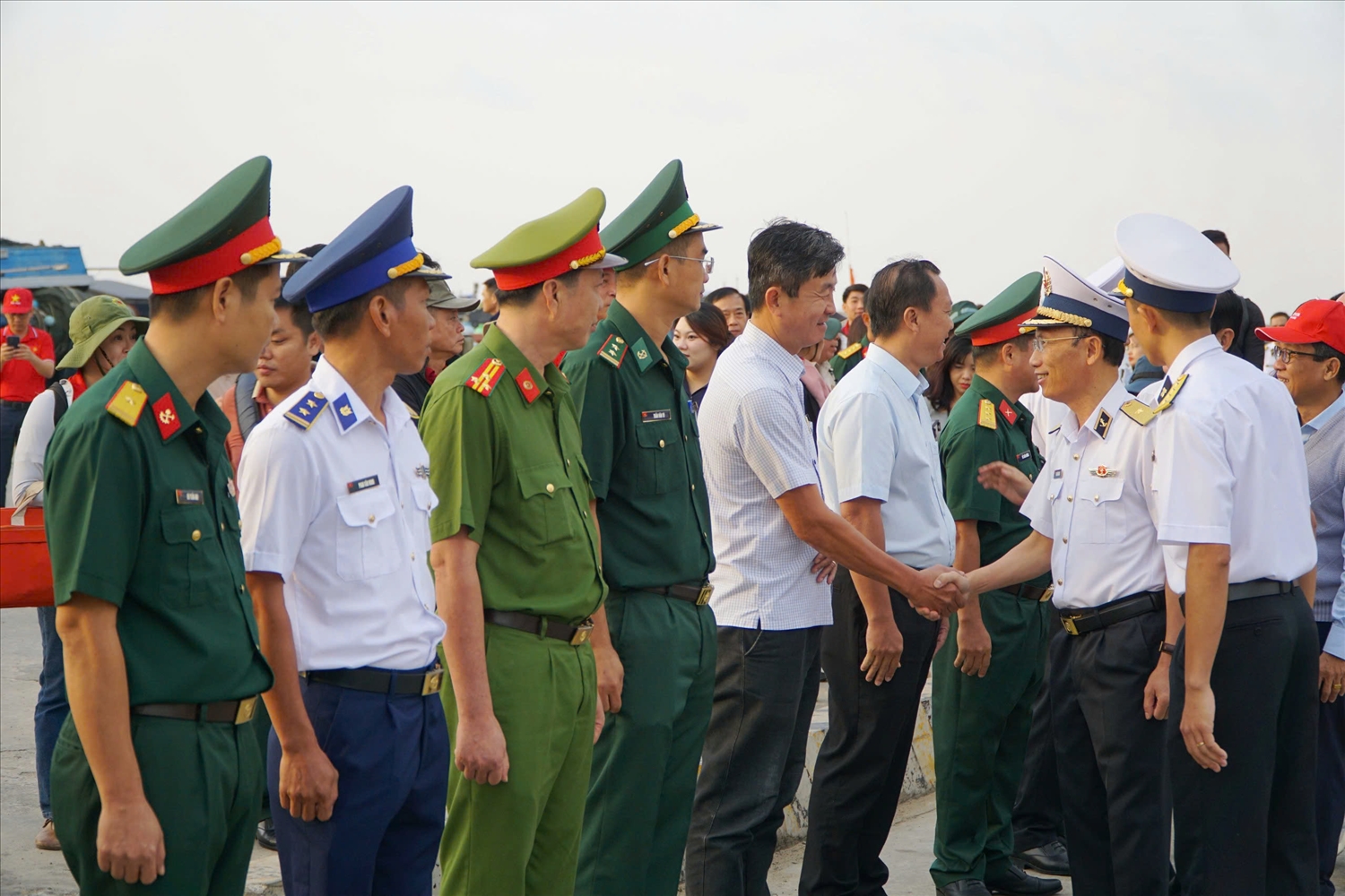 Đại diện lãnh đạo Đặc khu Thổ Châu, các lực lượng vũ trang và đông đảo bà con chào đón Đoàn công tác 