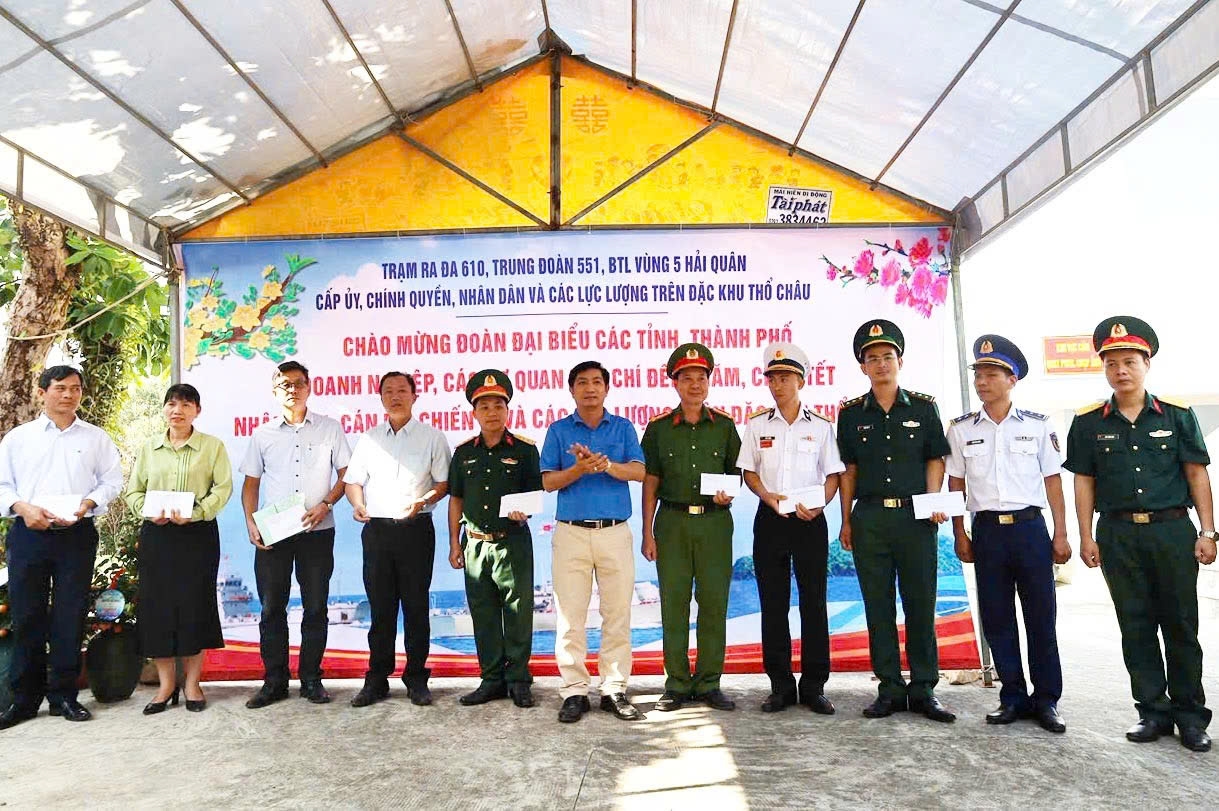 Ông Bùi Minh Hải, Phó Chủ tịch Ủy ban MTTQ Việt Nam tỉnh Cà Mau trao quà của đơn vị tỉnh Cà Mau đến các lực lượng vũ trang trên đảo Thổ Chu 