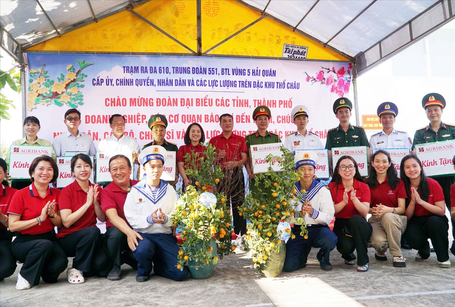 Đoàn công tác Ngân hàng Agribank trao quà và chụp ảnh lưu niệm với các lực lượng vũ trang, Đảng uỷ, UBND xã Thổ Châu 