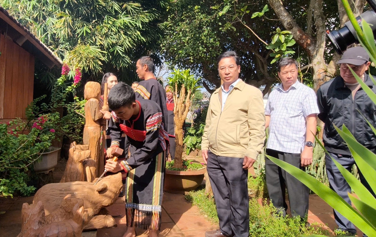 Phiên livestream giới thiệu về nghệ thuật tạc tượng gỗ dân gian Tây Nguyên