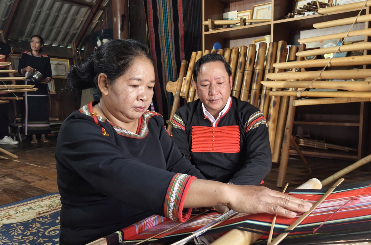 Giới thiệu quá trình dệt thổ cẩm thủ công truyền thống của người Ê Đê