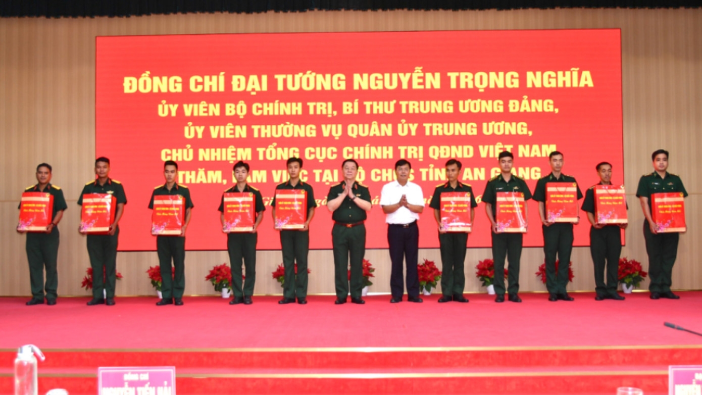 Đại tướng Nguyễn Trọng Nghĩa - Chủ nhiệm Tổng cục Chính trị Quân đội nhân dân Việt Nam, và Bí thư Tỉnh ủy An Giang Nguyễn Tiến Hải tặng quà các cá nhân.