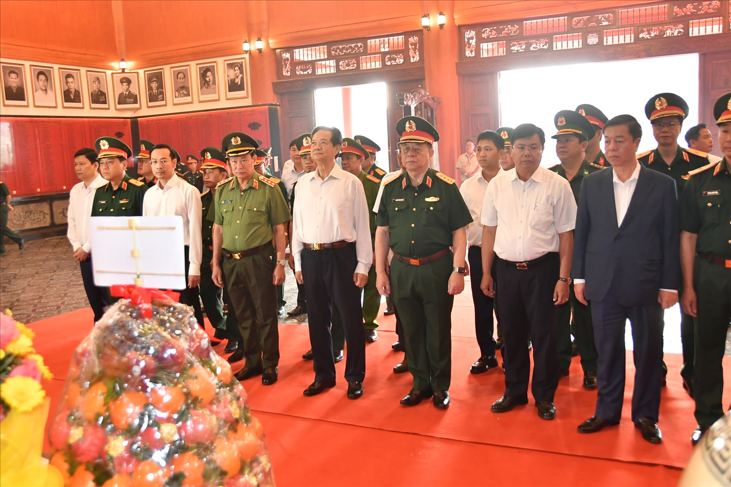 Nguyên Thủ tướng Chính phủ Nguyễn Tấn Dũng, Đại tướng Nguyễn Trọng Nghĩa cùng lãnh đạo tỉnh An Giang dâng hoa, dâng hương tại Đền Tưởng niệm Anh hùng liệt sĩ và người có công.