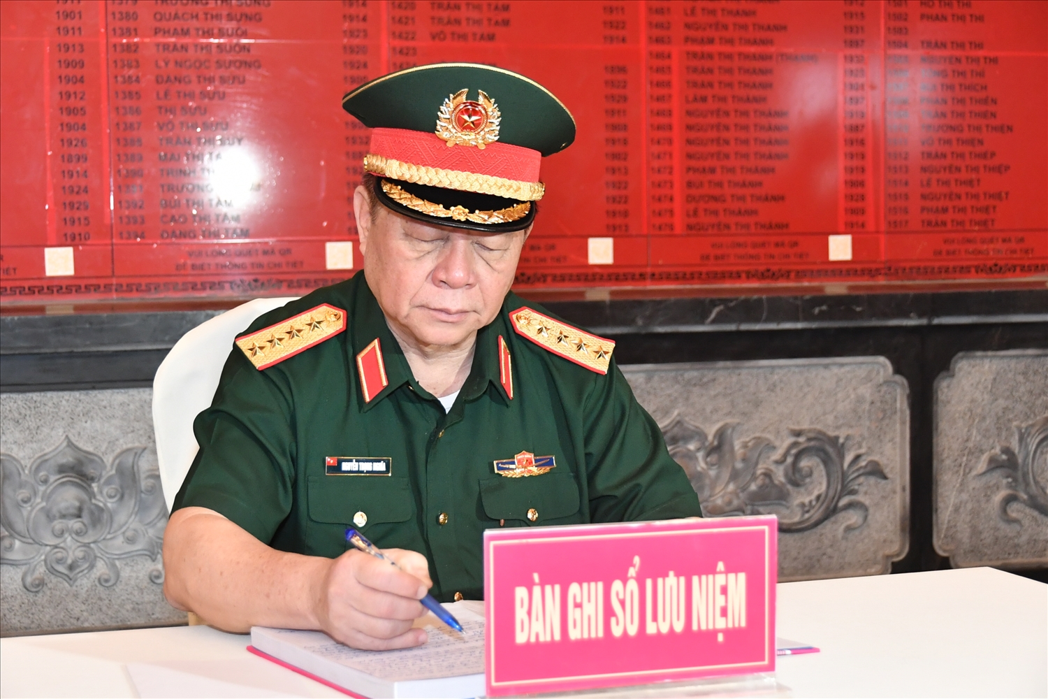Đại tướng Nguyễn Trọng Nghĩa ghi sổ lưu niệm tại Đền Tưởng niệm Anh hùng liệt sĩ và người có công