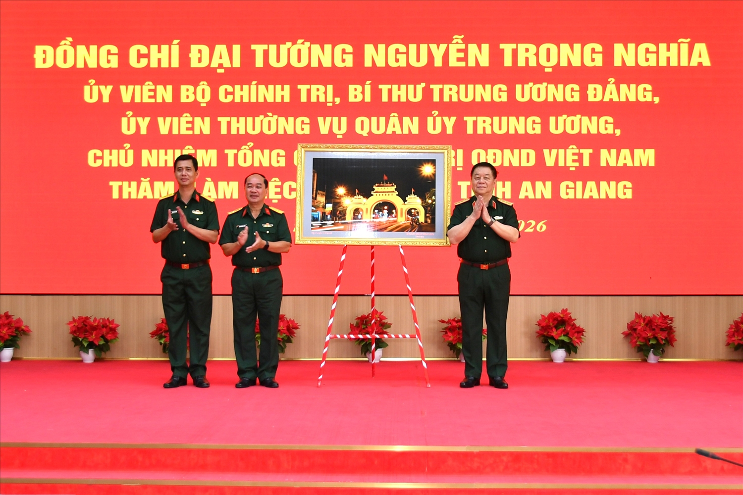 Thủ trưởng Bộ Chỉ huy Quân sự tỉnh An Giang trao quà tặng Đại tướng Nguyễn Trọng Nghĩa nhân dịp Đại tướng đến thăm, làm việc tại tỉnh An Giang.