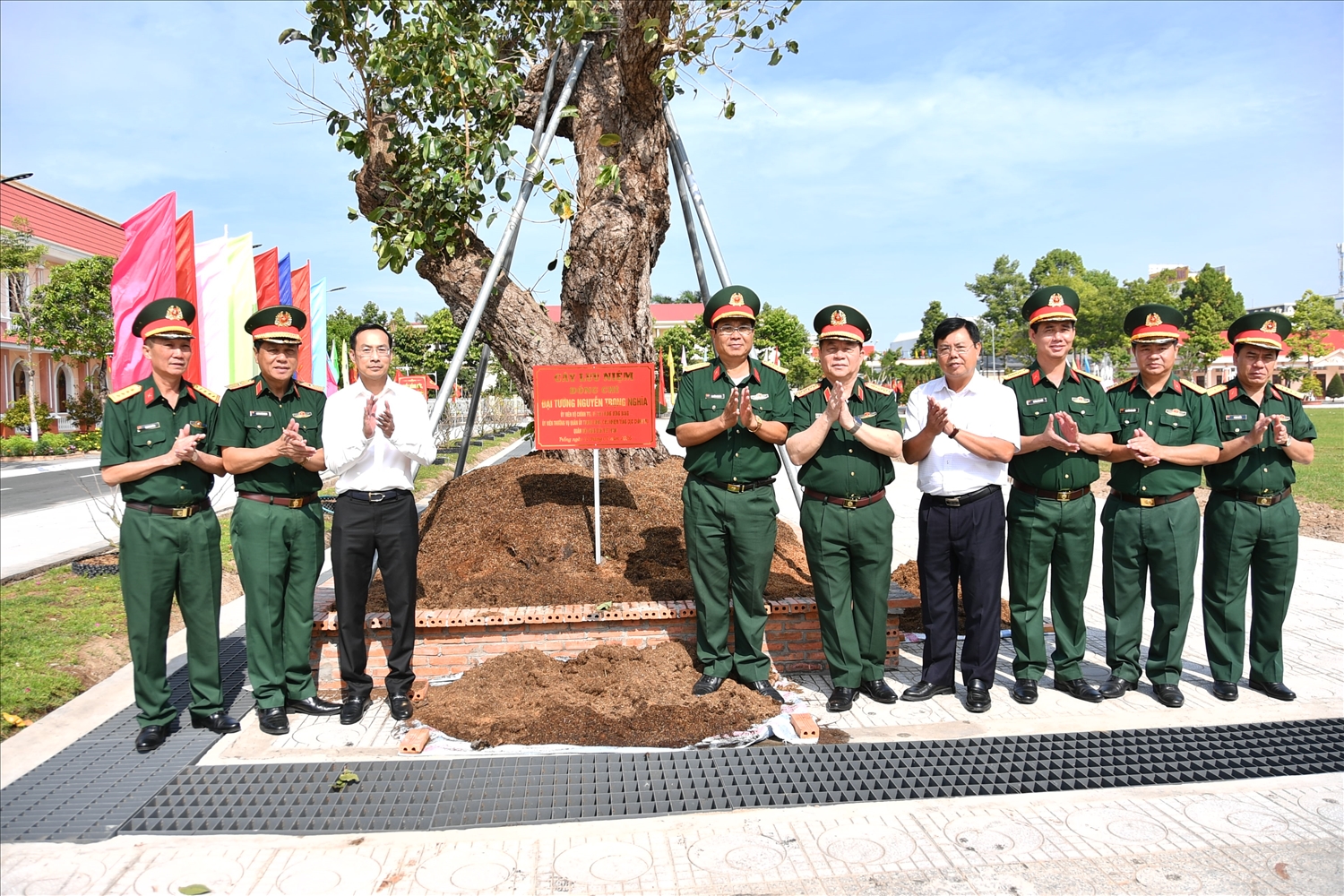 Đại tướng Nguyễn Trọng Nghĩa và các đồng chí lãnh đạo trồng cây lưu niệm tại Bộ Chỉ huy Quân sự tỉnh An Giang. 