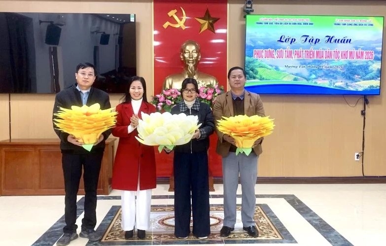 Lãnh đạo Trung tâm Xúc tiến Du lịch và Văn hóa, Điện ảnh Thanh Hóa trao tặng đạo cụ múa truyền thống cho xã Mường Lát.(ảnh Hồ Thủy)