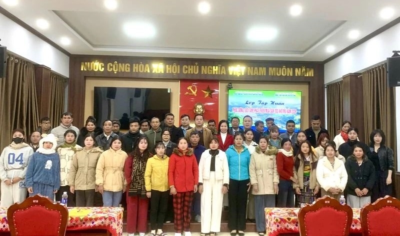 Các học viên tham gia lớp tập huấn chụp ảnh lưu niệm cùng Ban Tổ chức.(ảnh Hồ Thủy)