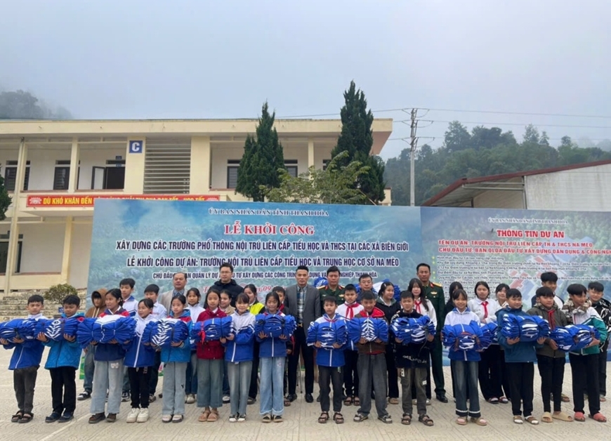 Đại diện Ban Quản lý dự án đầu tư xây dựng các công trình dân dụng và công nghiệp Thanh Hóa và Ban điều hành Trường Sơn 18 trao áo đồng phục cho học sinh Thanh Hóa.(ảnh CTV)