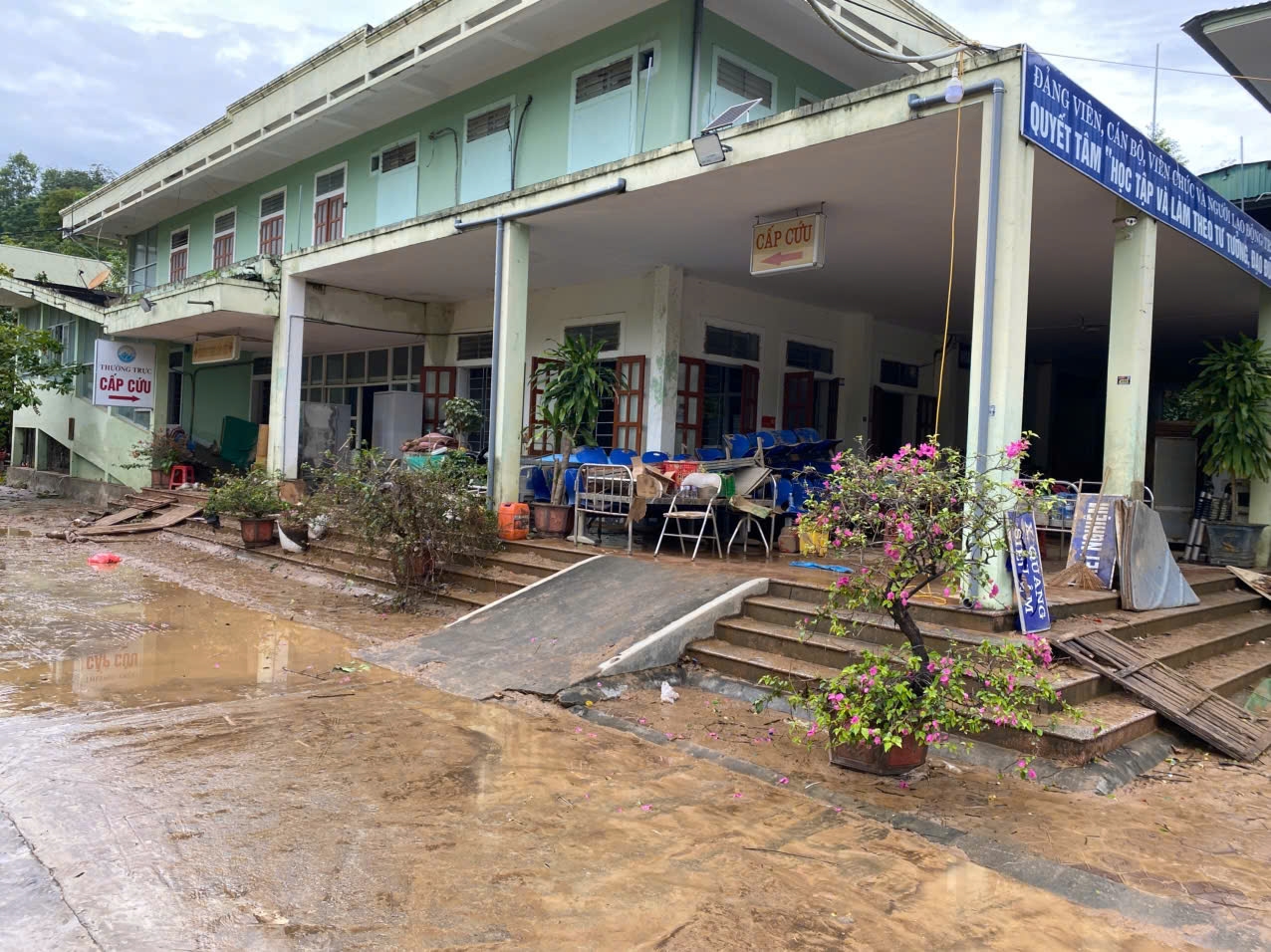 Trung tâm y tế Tương Dương bị thiệt hại nặng nề sau mưa bão số 3 năm 2025 - Ảnh: Thanh Hải