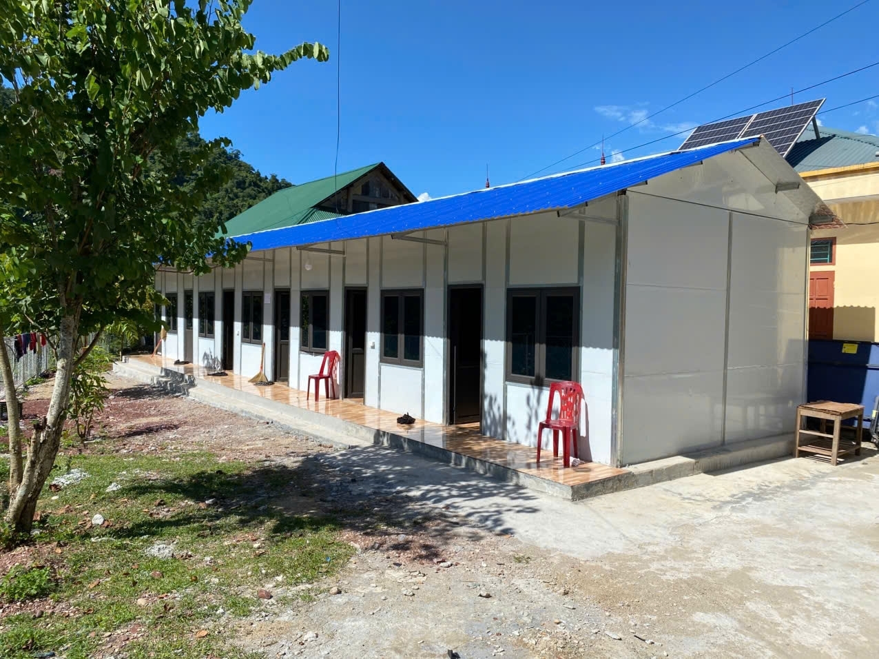 Nhà làm việc Trạm y tế xã Mỹ Lý được dựng tạm trong khuôn viên Trụ sở UBND xã Mỹ Lý, theo hình thức lắp ghép, chưa đáp ứng tối đa nhu cầu khám chữa bệnh của nhân dân - Ảnh: Thanh Hải