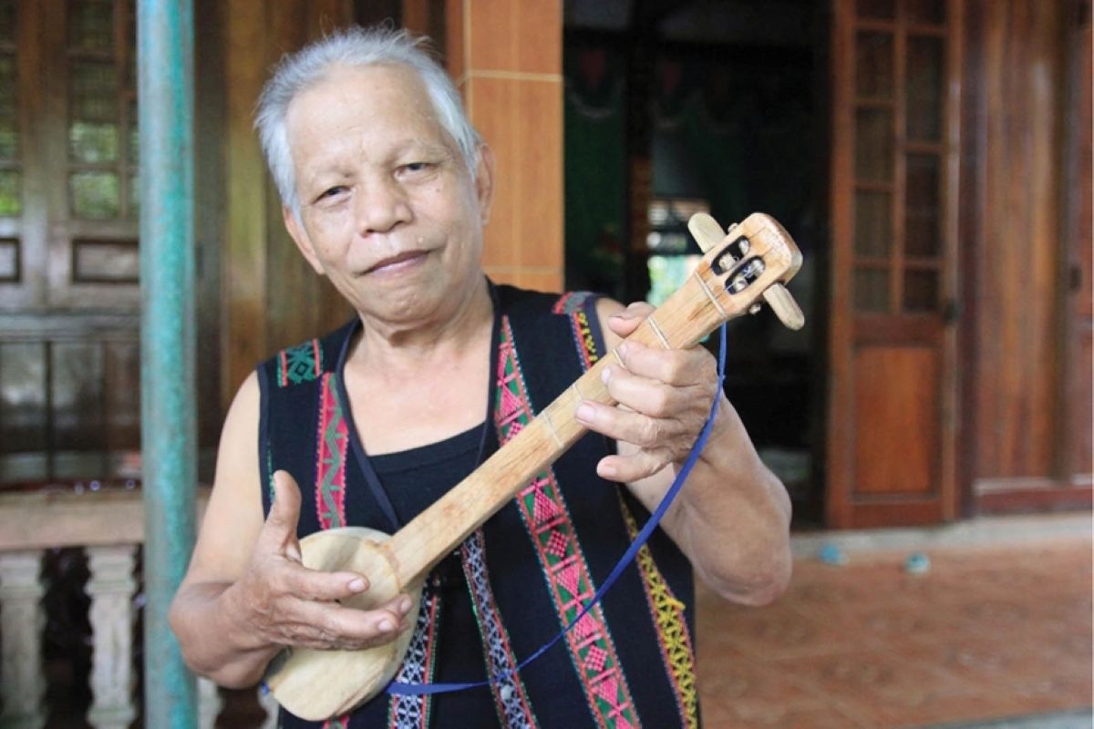 Đã gần 80 tuổi nhưng già làng Pi Hôi Cu Lai ở xã A Lưới 5 vẫn miệt mài truyền dạy cách sử dụng nhạc cụ truyền thống cho thế hệ trẻ