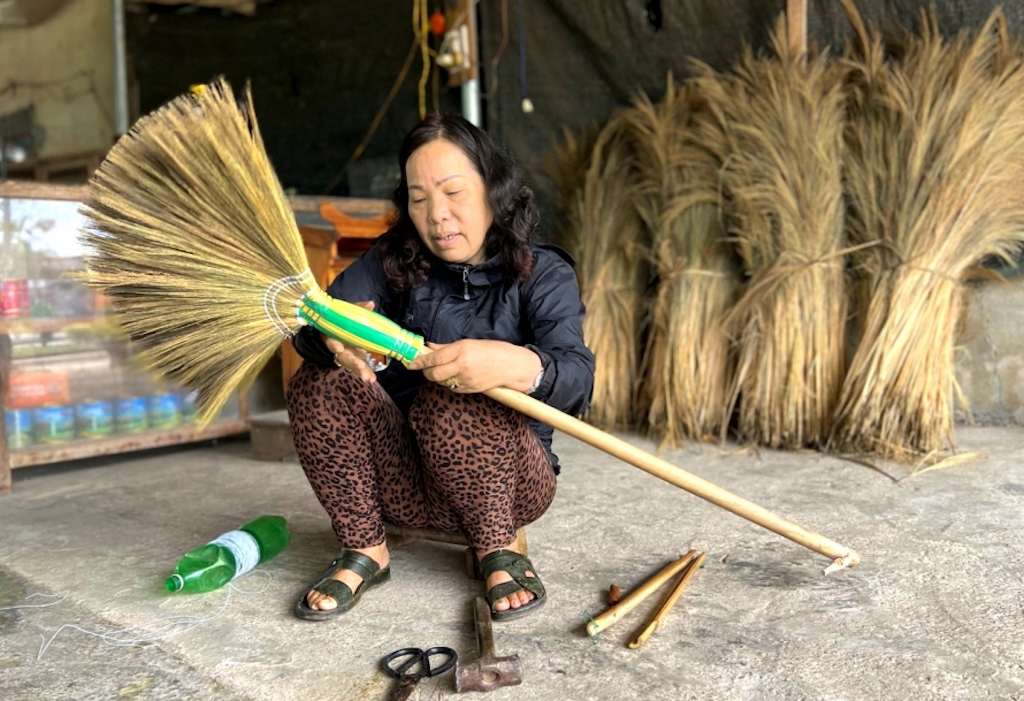 Bà Hoàng Thị Kén, Giám đốc HTX Hoàng Thiện tạo ra việc làm, thu nhập giúp nhiều hộ đồng bào DTTS ở xã A Lưới 1 cải thiện cuộc sống