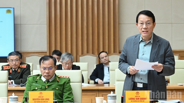 Đại tướng Lương Tam Quang, Bộ trưởng Công an, phát biểu ý kiến tại phiên họp. (Ảnh: Trần Hải) 
