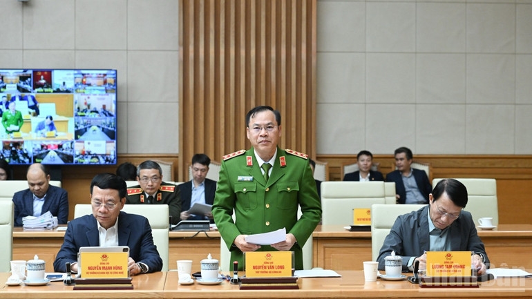 Thượng tướng Nguyễn Văn Long, Thứ trưởng Công an, báo cáo tại phiên họp. (Ảnh: Trần Hải) 