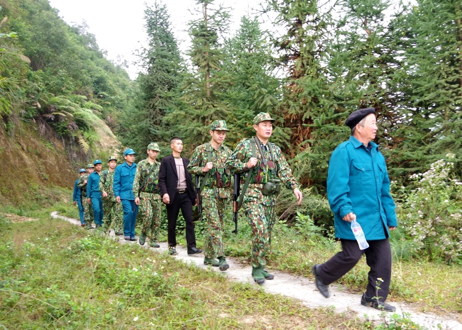 Với vai trò dẫn dắt cộng đồng, các già làng, trưởng bản, Người có uy tín trong đồng bào DTTS khu vực biên giới đã và đang trở thành lực lượng nòng cốt trong tuyên truyền, vận động đồng bào các DTTS thực hiện tốt các phong trào thi đua yêu nước, chung tay, góp sức bảo vệ An ninh biên giới (Ảnh MH).