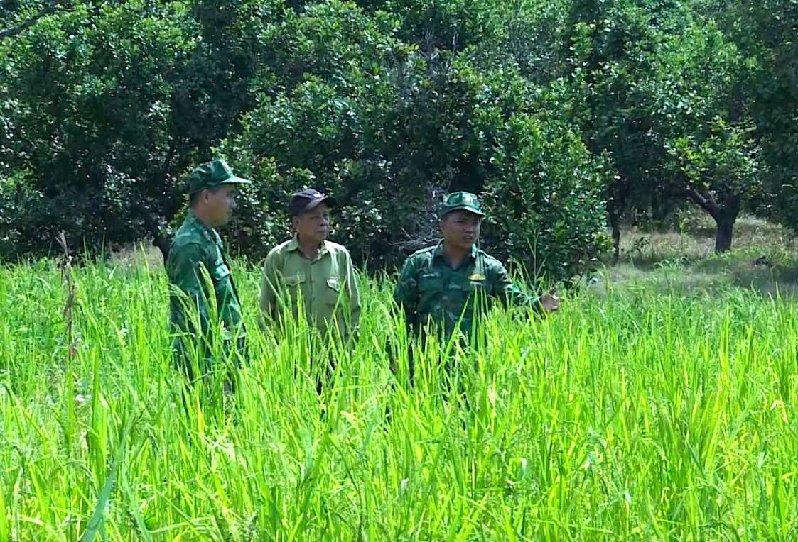 Già làng Ksor Bơng cùng với cán bộ, chiến sĩ Đồn Biên phòng Ia O, BĐBP Gia Lai tuần tra cột móc biên cương. (Ảnh: P.H)