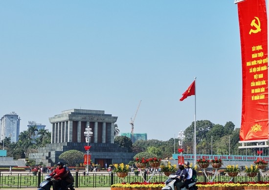 Tại các khu vực trung tâm như Quảng trường Ba Đình, khu vực Hồ Hoàn Kiếm, các trục đường lớn như Hùng Vương, Phan Đình Phùng, Điện Biên Phủ... những cụm pano tấm lớn, biểu ngữ và biểu tượng hình búa liềm được dựng lên trang trọng. Màu đỏ của lá cờ Tổ quốc, cờ Đảng kết hợp cùng sắc vàng của biểu tượng Đại hội XIV tạo một không gian tươi vui, đầy phấn khởi, tự hào (Ảnh: Vietnamplus)