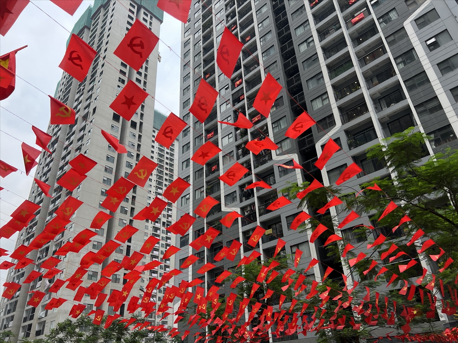 Từ phố phường trung tâm đến các khu dân cư, màu cờ hoa rực rỡ, thể hiện niềm tin, tự hào của Nhân dân Thủ đô với Đảng, với Tổ quốc (Ảnh MH).