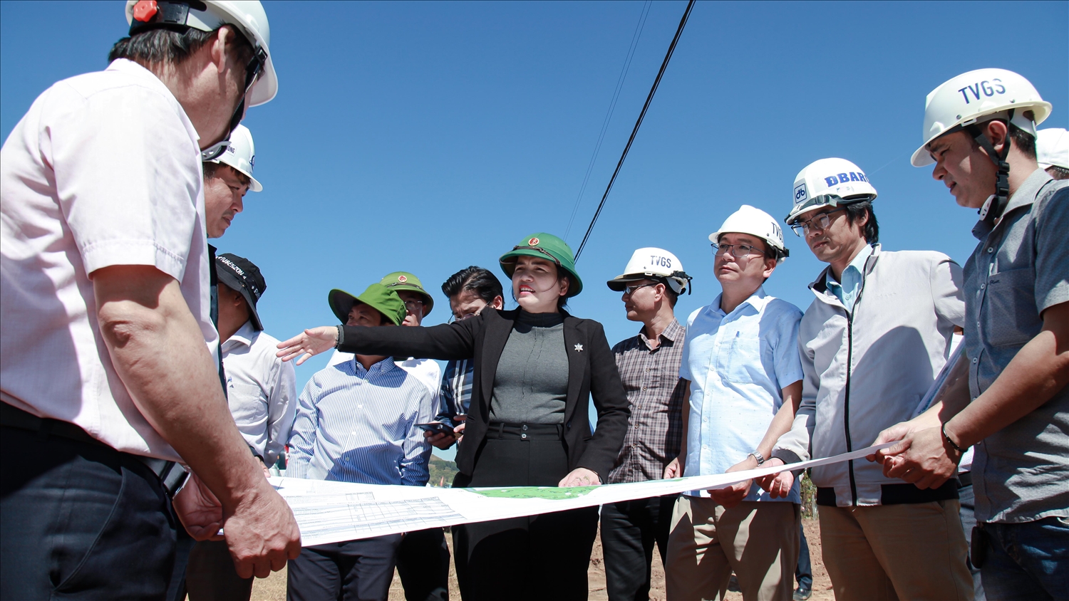 Bà Y Ngọc (đứng giữa), Phó Chủ tịch Thường trực UBND tỉnh Quảng Ngãi kiểm tra thực tế tại công trình thi công Trường phổ thông nội trú liên cấp TH – THCS xã Dục Nông. (Ảnh: N.C)