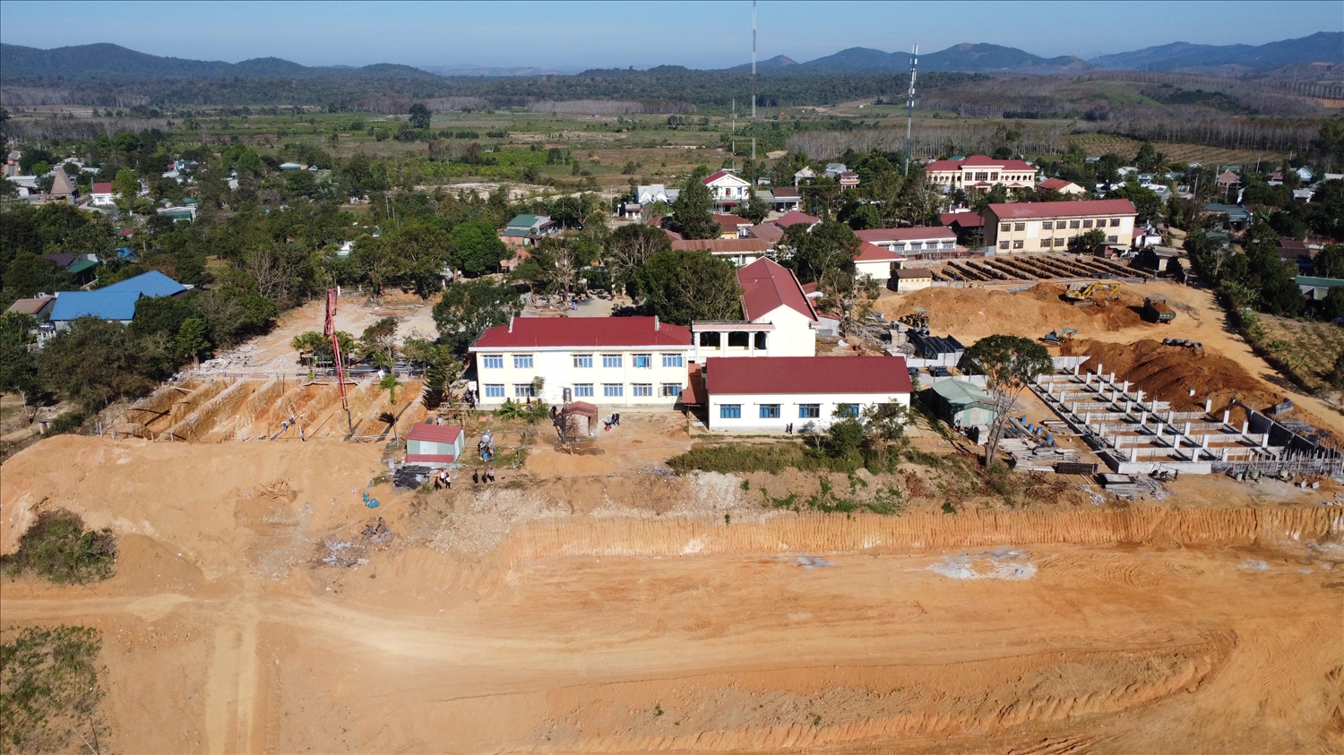 Công trình Trường phổ thông nội trú liên cấp TH – THCS xã Rờ Kơi đang được triển khai thi công. (Ảnh: N.C)