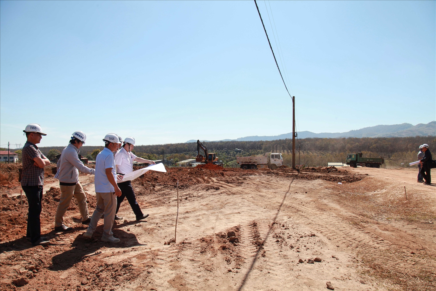 Không khí hối hả thi công tại công trình Trường phổ thông nội trú liên cấp TH – THCS xã Dục Nông. (Ảnh: N.C)