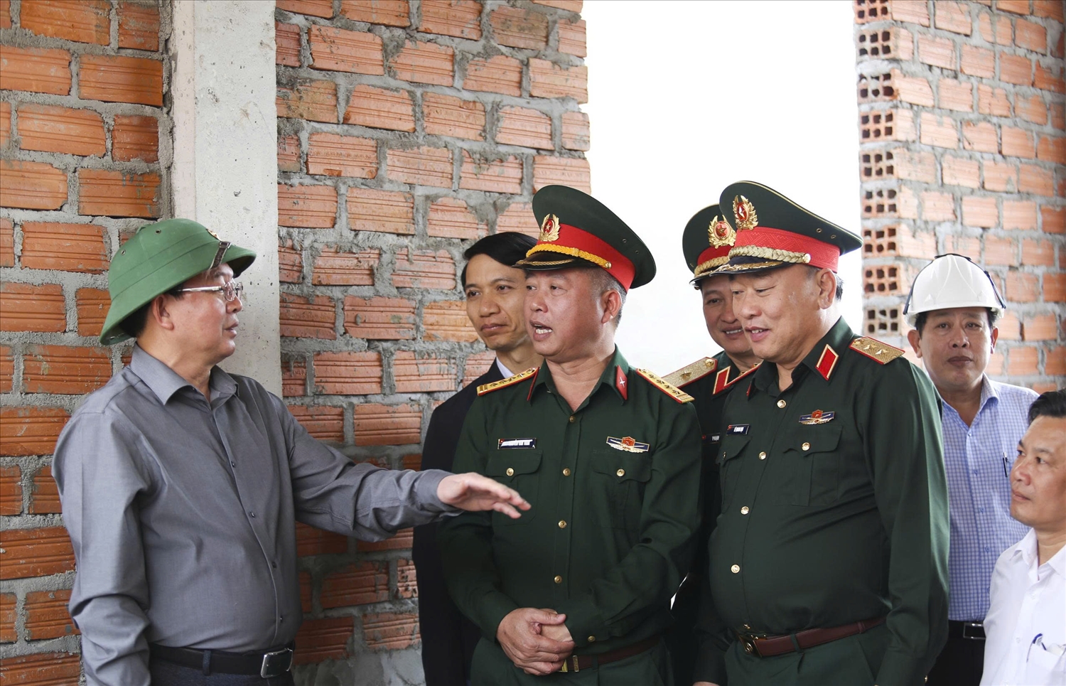 Phó Thủ tướng Hồ Quốc Dũng kiểm tra thực tế thực hiện Chiến dịch Quang Trung tại xã Tuy Phước Đông, Gia Lai. (Ảnh: H.Q)