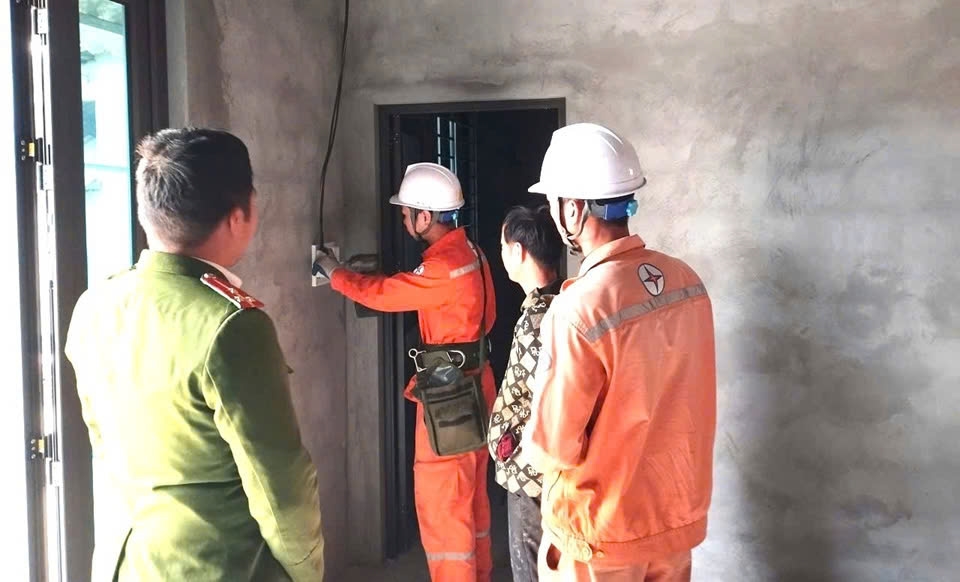 Hỗ trợ lắp đặt miễn phí hệ thống điện trong nhà của bà con (ảnh Trọng Bảo)