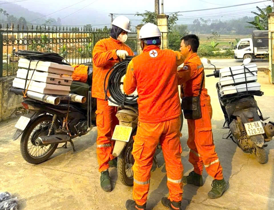 Với quyết tâm và tinh thần trách nhiệm cao của ngành điện, chỉ trong thời gian ngắn, 24 hộ dân vùng lũ đã có điện lưới quốc gia (ảnh Trọng Bảo)