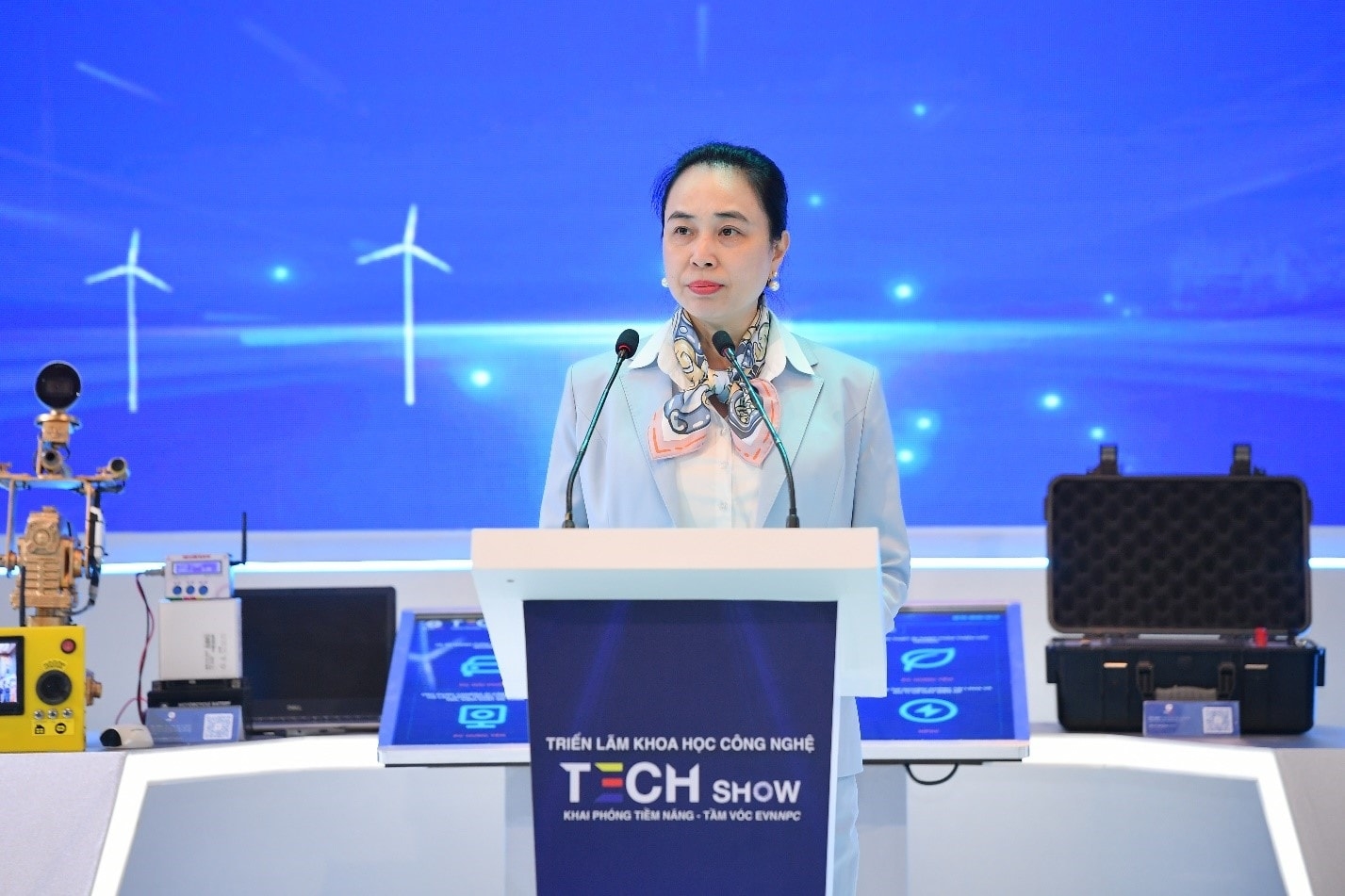 Bà Đỗ Nguyệt Ánh – Bí thư Đảng ủy, Chủ tịch Hội đồng thành viên EVNNPC phát biểu tại Lễ khai mạc Triển lãm. Ảnh NPC