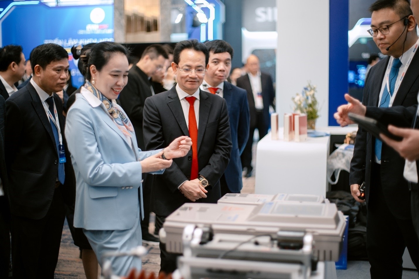 Bà Đỗ Nguyệt Ánh - Chủ tịch Hội đồng thành viên EVNNPC và ông Nguyễn Đức Thiện – Tổng giám đốc EVNNPC tham quan các gian hàng tại Triển lãm Techshow EVNNPC 2026. Ảnh NPC