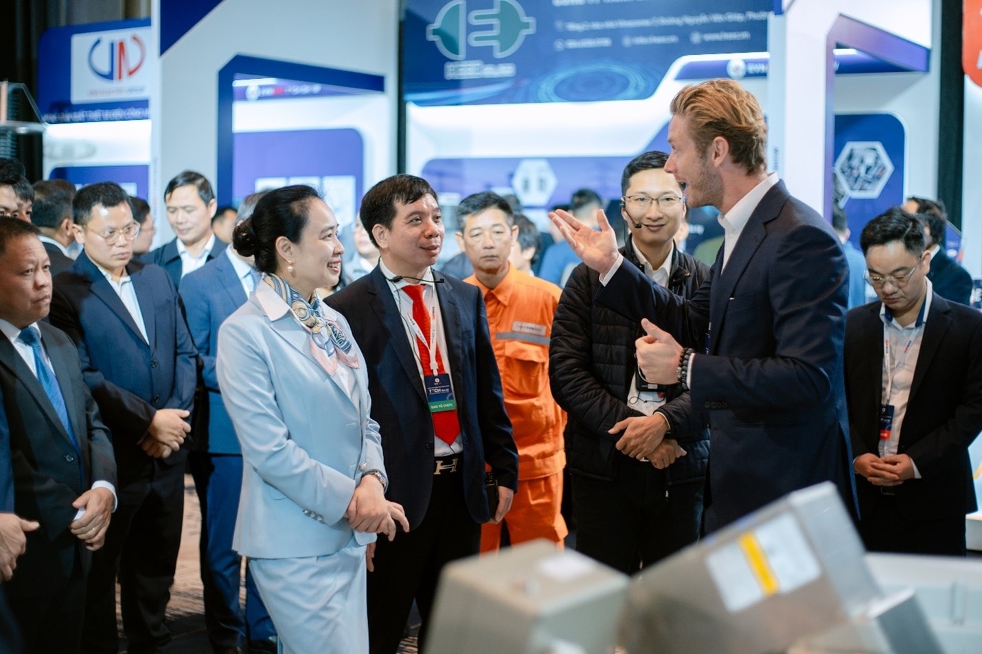 Bà Đỗ Nguyệt Ánh - Chủ tịch Hội đồng thành viên EVNNPC và các đại biểu EVNNPC tham quan các gian hàng tại Triển lãm Techshow EVNNPC 2026. Ảnh NPC