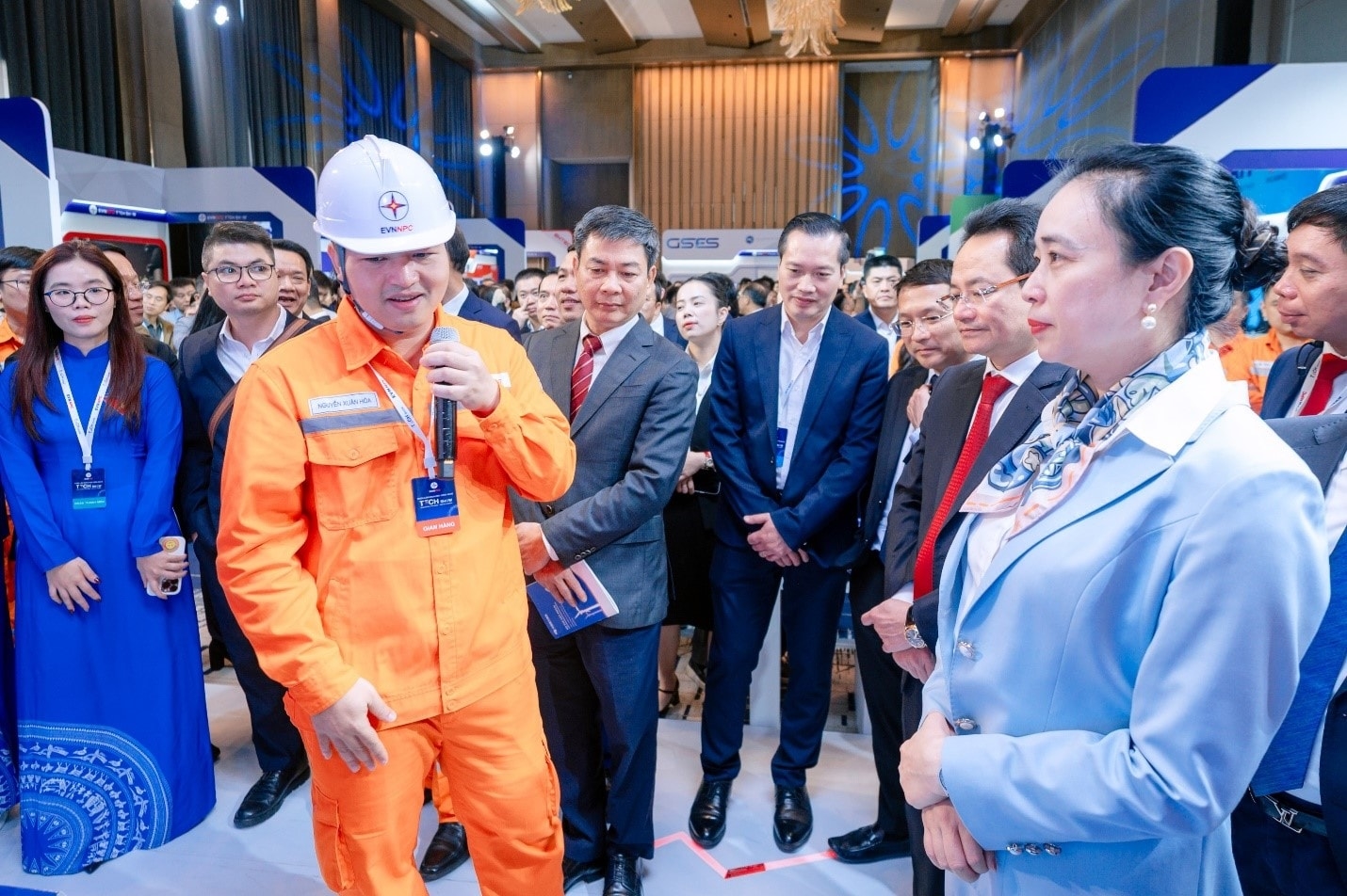 Các đại biểu EVNNPC tham quan các gian hàng tại Triển lãm Techshow EVNNPC 2026. Ảnh NPC