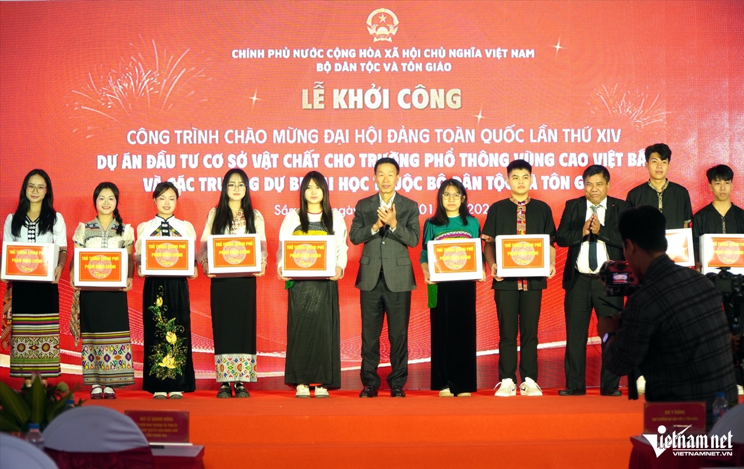 Các em học sinh xuất sắc nhận quà của Thủ tướng Chính phủ. Ảnh: Lê Dương