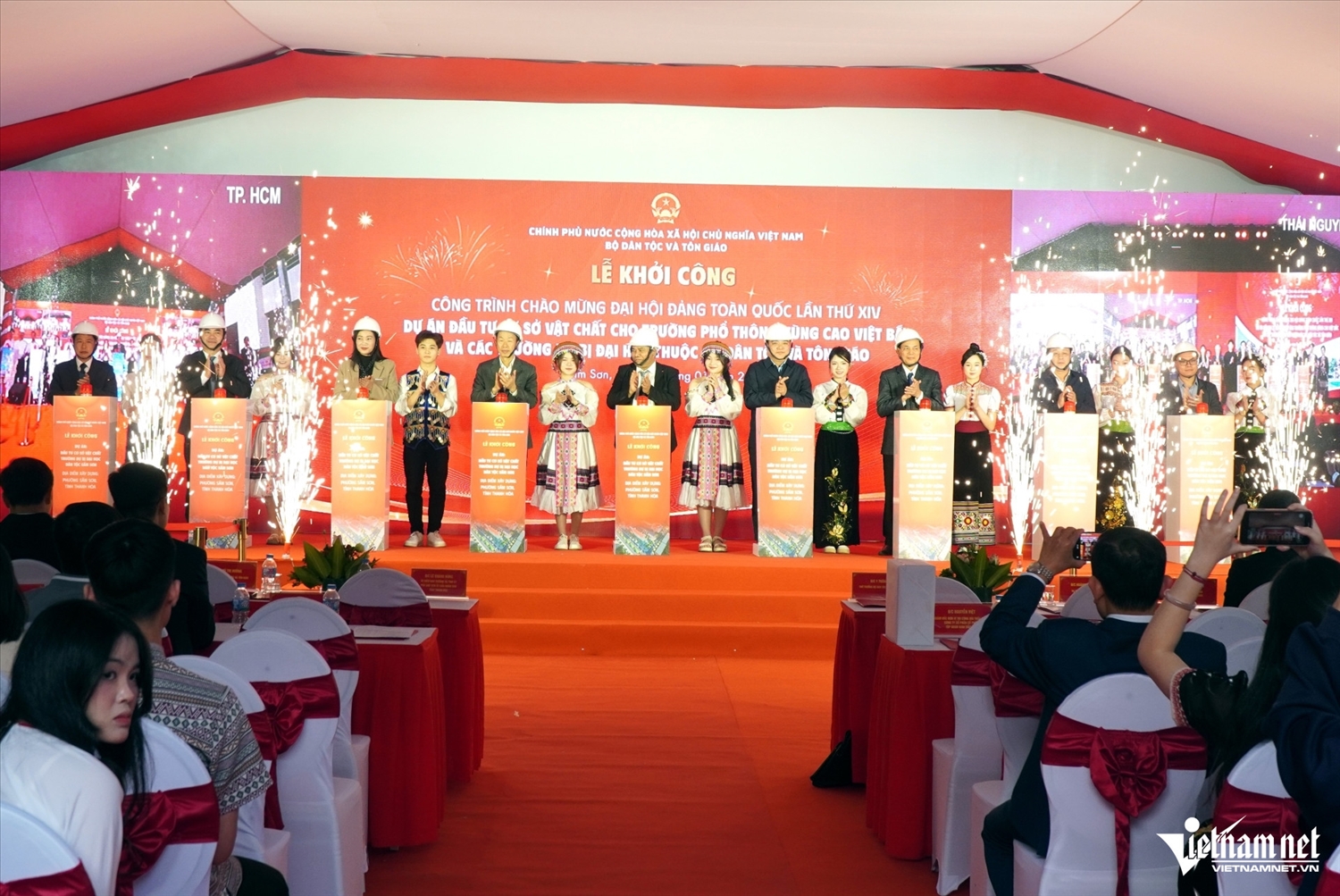 Đại biểu ấn nút khởi công dự án. Ảnh: Lê Dương