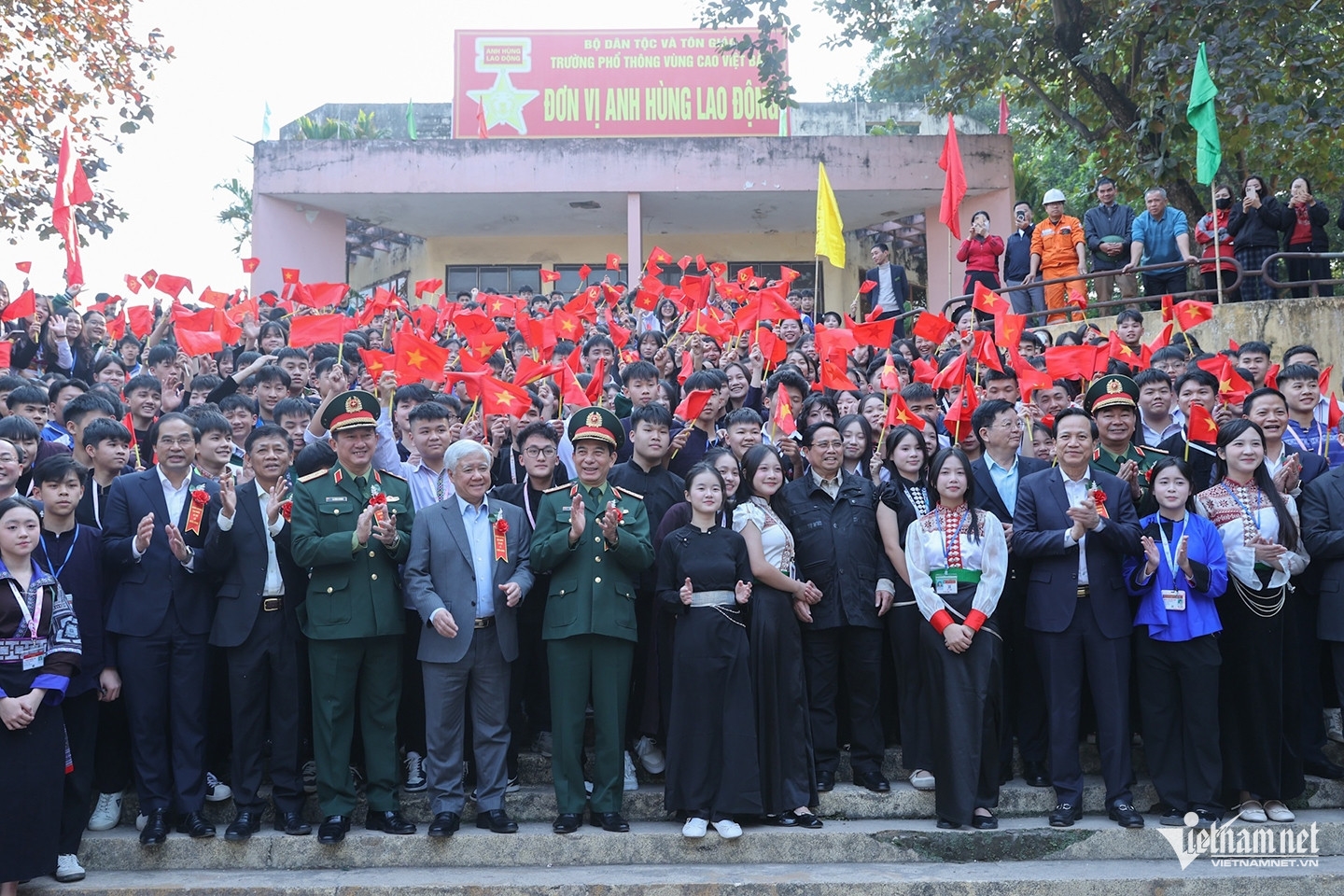 Lãnh đạo Đảng, Nhà nước, bộ ngành, địa phương chụp ảnh lưu niệm cùng các em học sinh trường Phổ thông Vùng cao Việt Bắc