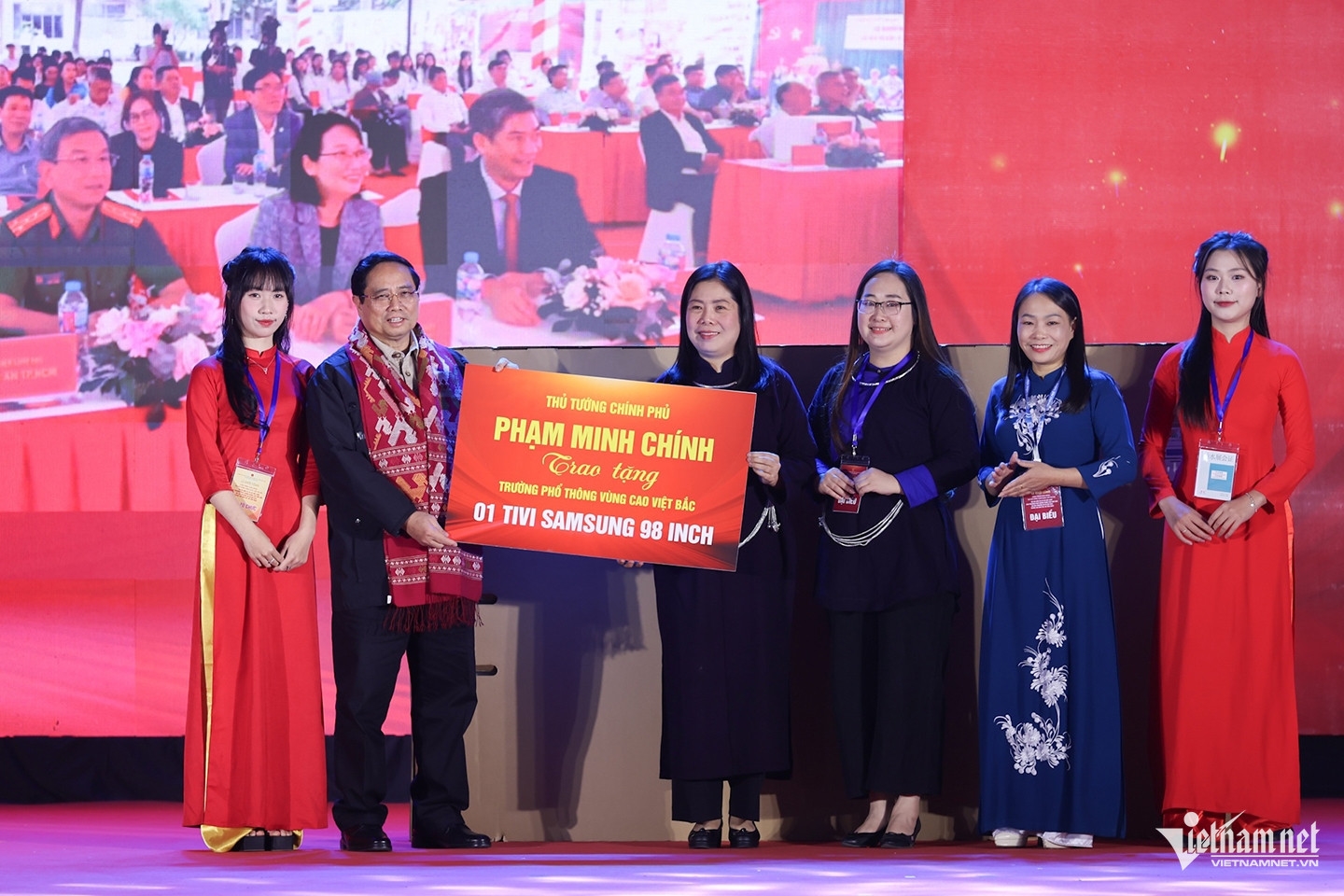 Thủ tướng Phạm Minh Chính trao quà cho tập thể trường Phổ thông Vùng cao Việt Bắc