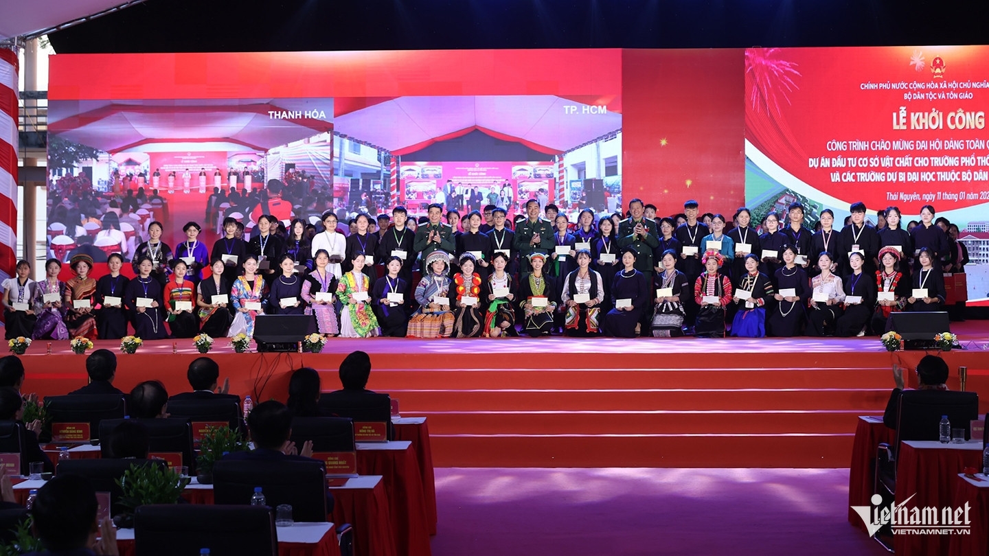 Bộ trưởng Bộ Quốc phòng Phan Văn Giang và các đại biểu tặng quà cho các em học sinh