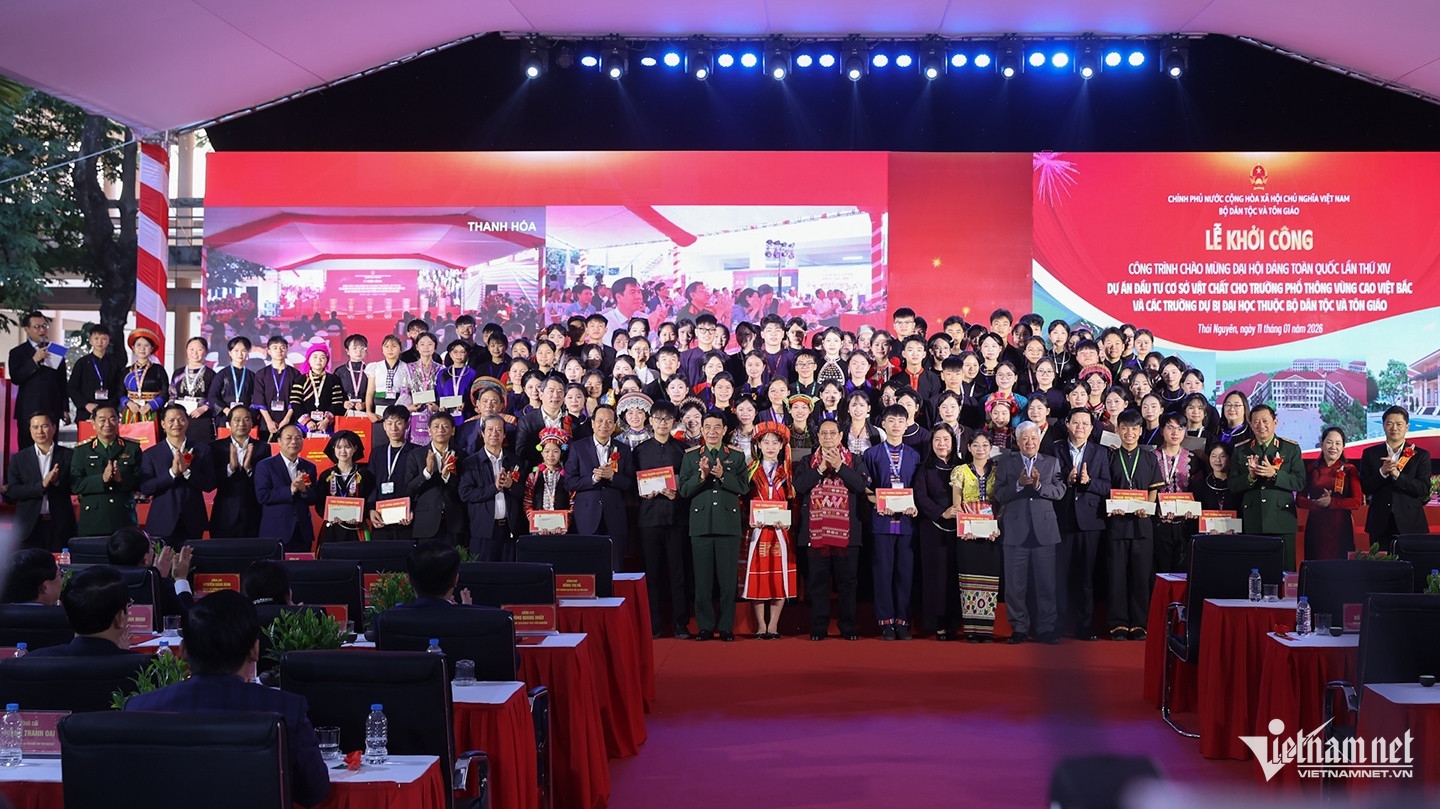 Lãnh đạo Đảng, Nhà nước, bộ ngành tặng quà và chụp ảnh lưu niệm cùng các em học sinh