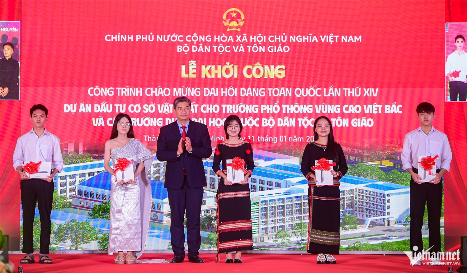 Thứ trưởng Bộ Dân tộc và Tôn giáo Y Vinh Tơr tặng quà cho 5 em học sinh xuất sắc