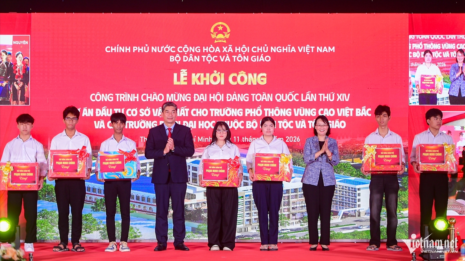 Thứ trưởng Bộ Dân tộc và Tôn giáo Y Vinh Tơr và bà Trần Thị Diệu Thúy, Phó Chủ tịch UBND TPHCM trao quà cho 20 em học sinh có thành tích tiêu biểu