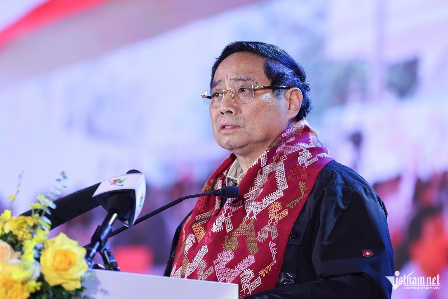  Trong niềm xúc động, Thủ tướng Phạm Minh Chính nhấn mạnh: Phải hành động quyết liệt hơn nữa, đầu tư một cách nghiêm túc hơn nữa cho những mái trường ở vùng đồng bào DTTS, vùng sâu, vùng xa, biên giới, hải đảo